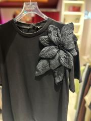 gül detaylı tshirt siyah 3